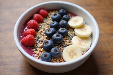 Una ciotola colorata di smoothie con frutta fresca e semi, in un ambiente luminoso.